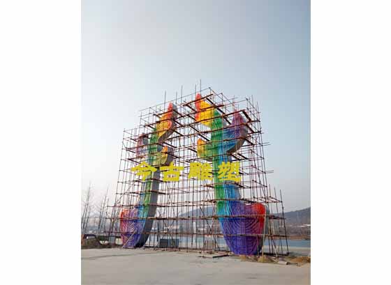 19米高不锈钢雕塑(梦想之门)安装现场