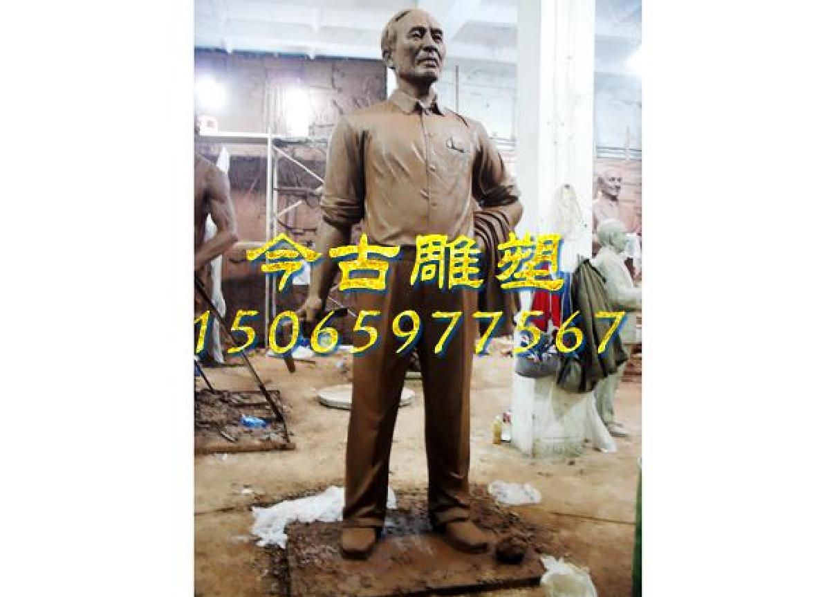 现代人物雕塑泥稿