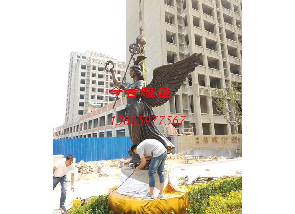 胜利女神铜像安装现场