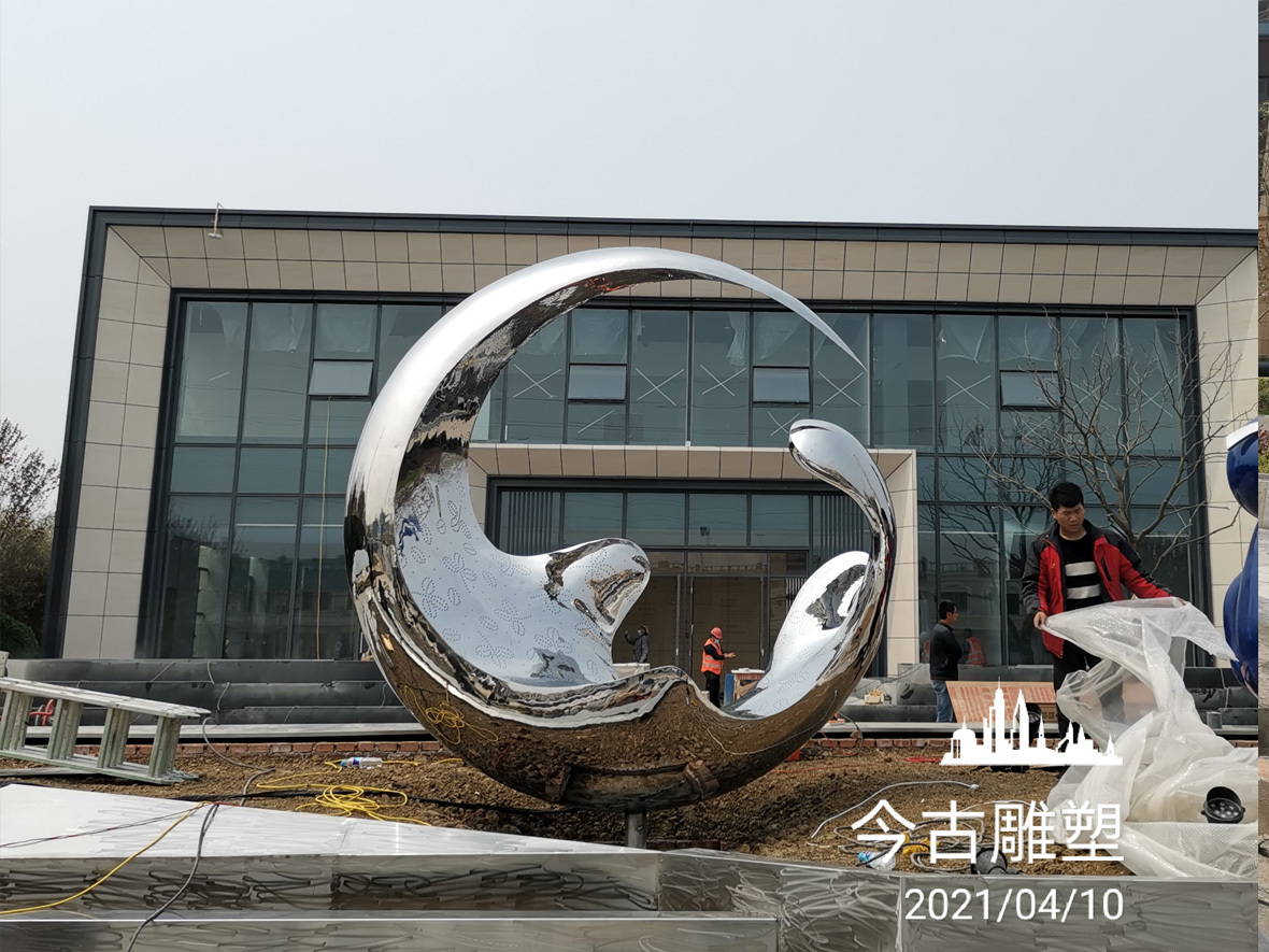 镜面不锈钢月牙雕塑