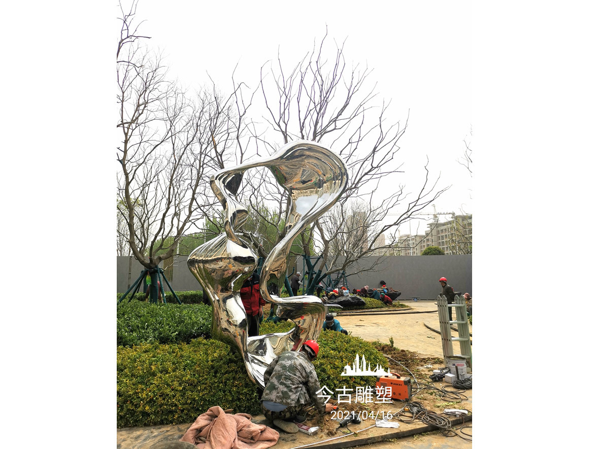 镜面不锈钢纽带雕塑