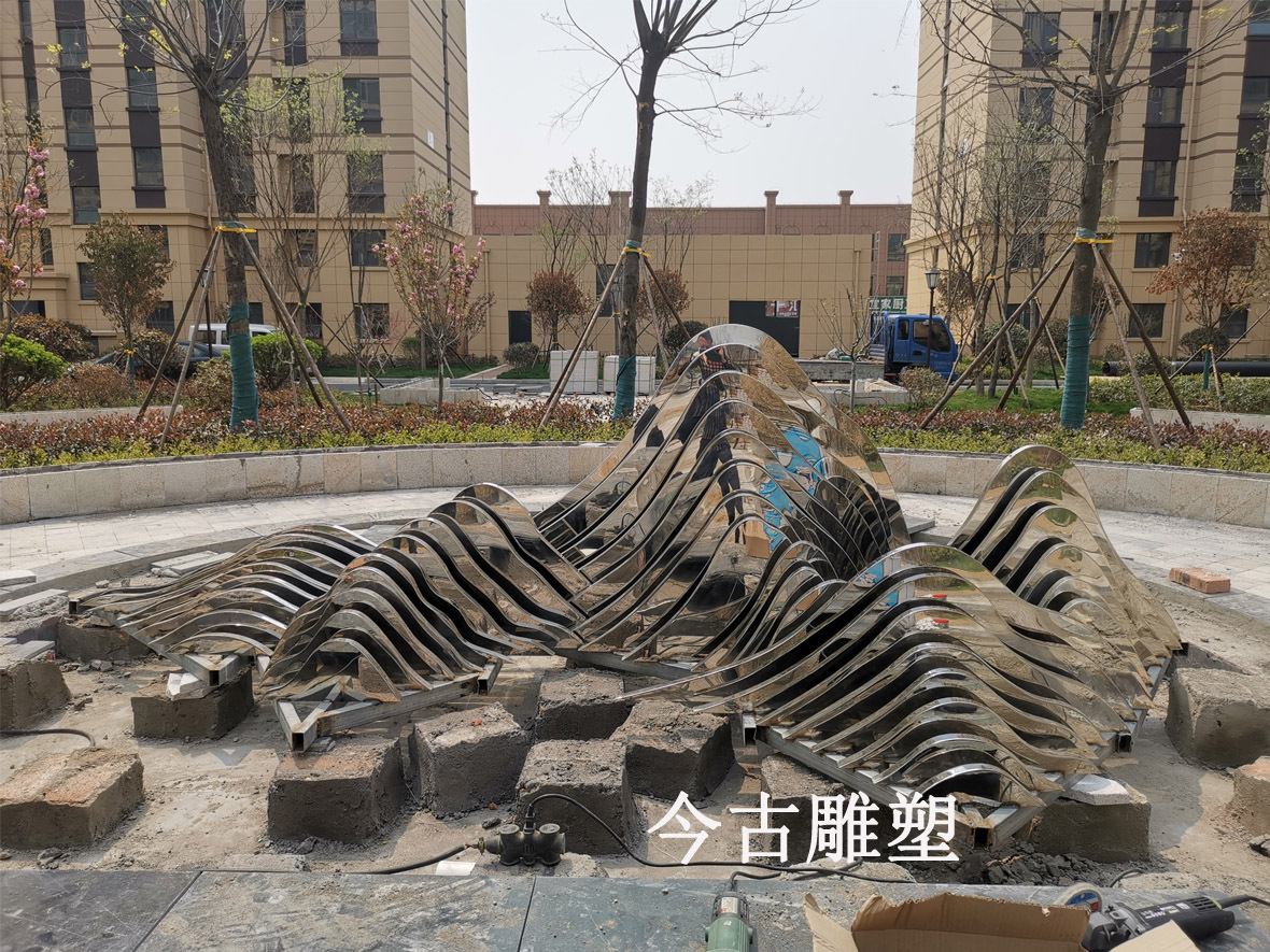 镜面不锈钢山形雕塑