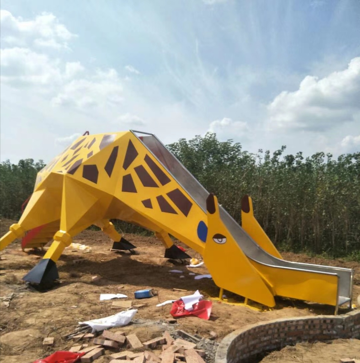 长颈鹿雕塑滑梯