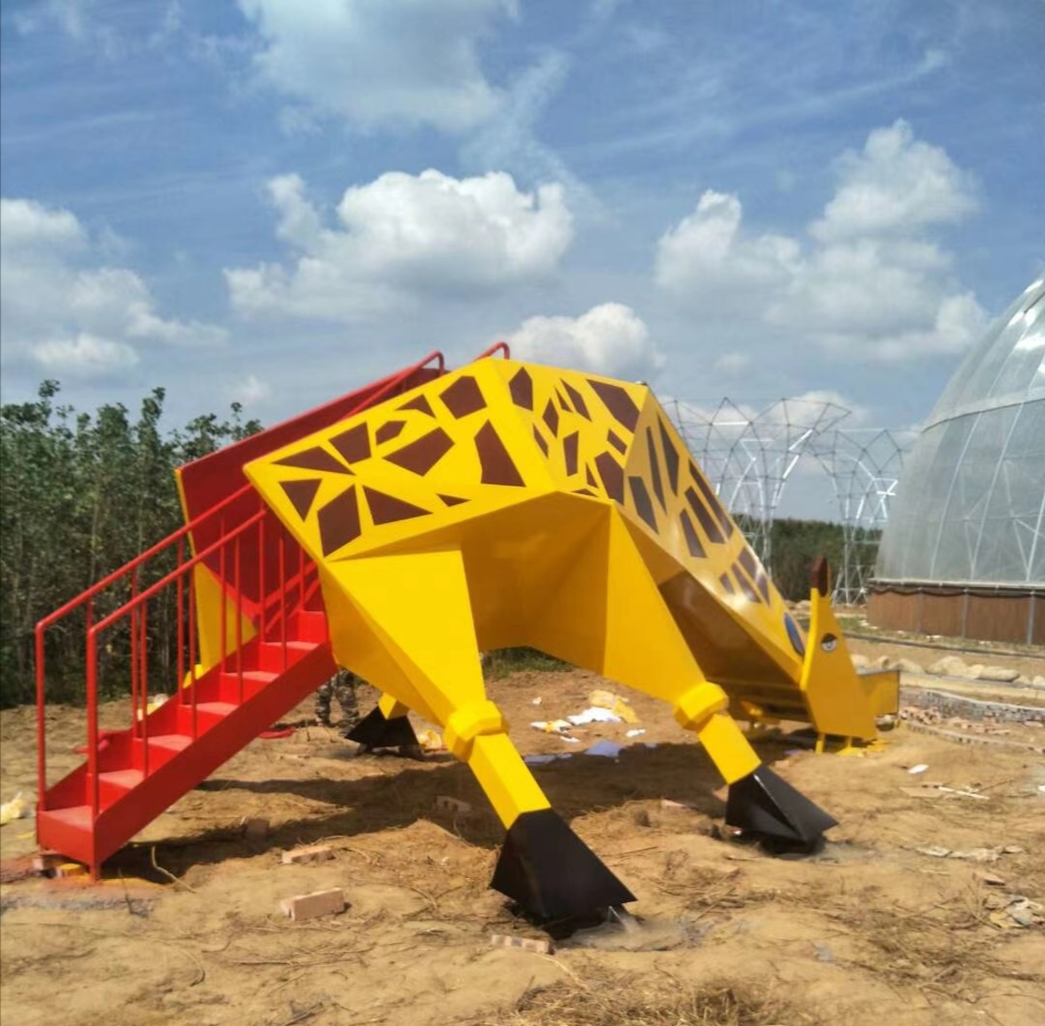 长颈鹿雕塑滑梯